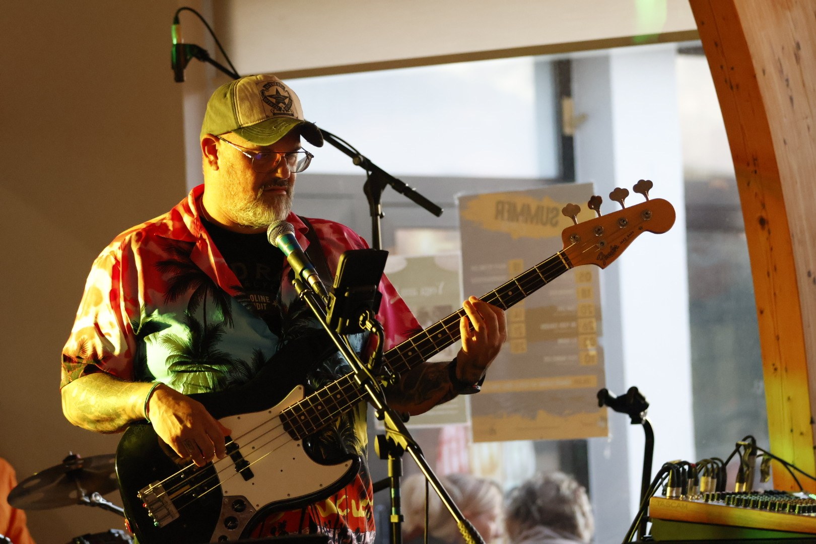 Manuel Haslinglehner spielt Bass