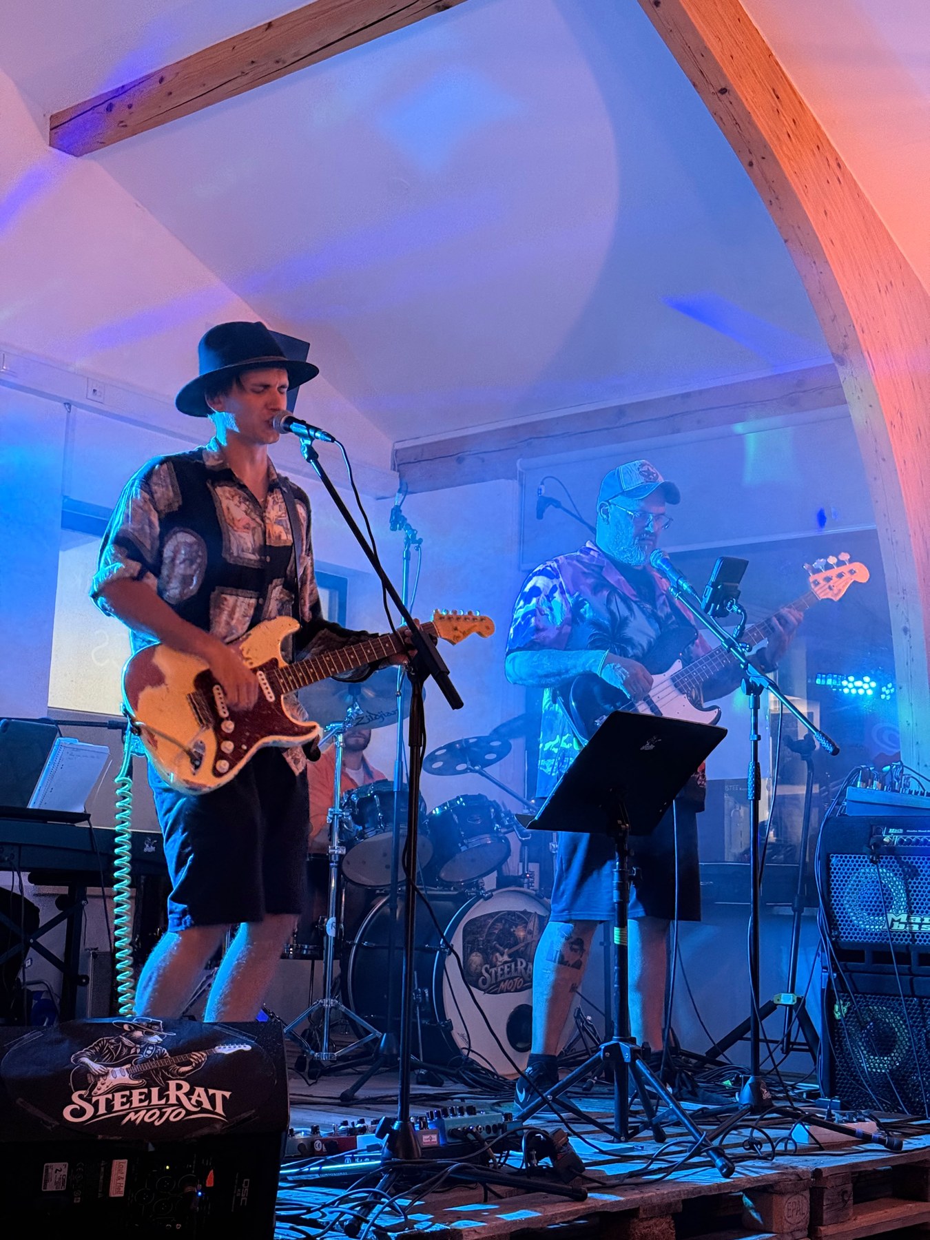 Die Band im blauen Bühnenlicht bei einem Live-Auftritt